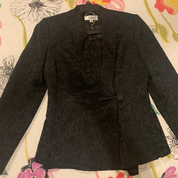 LeSuit dark black brocade design with satin trim with a perfect bow. - Picture 2 of 4